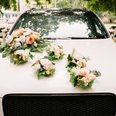 Beautiful,Wedding,Car.,Front,Of,The,Luxury,Car,Decorated,Flowers.